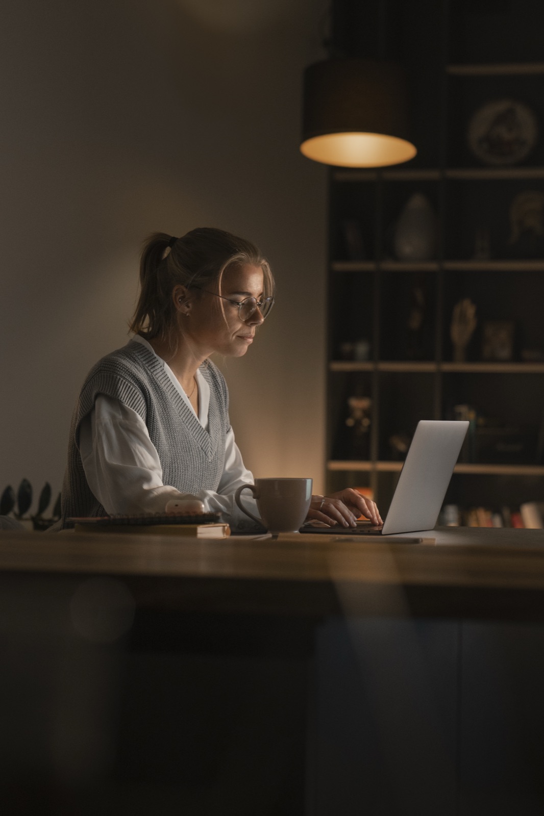 Gestione shop online di notte — luce calda e focus