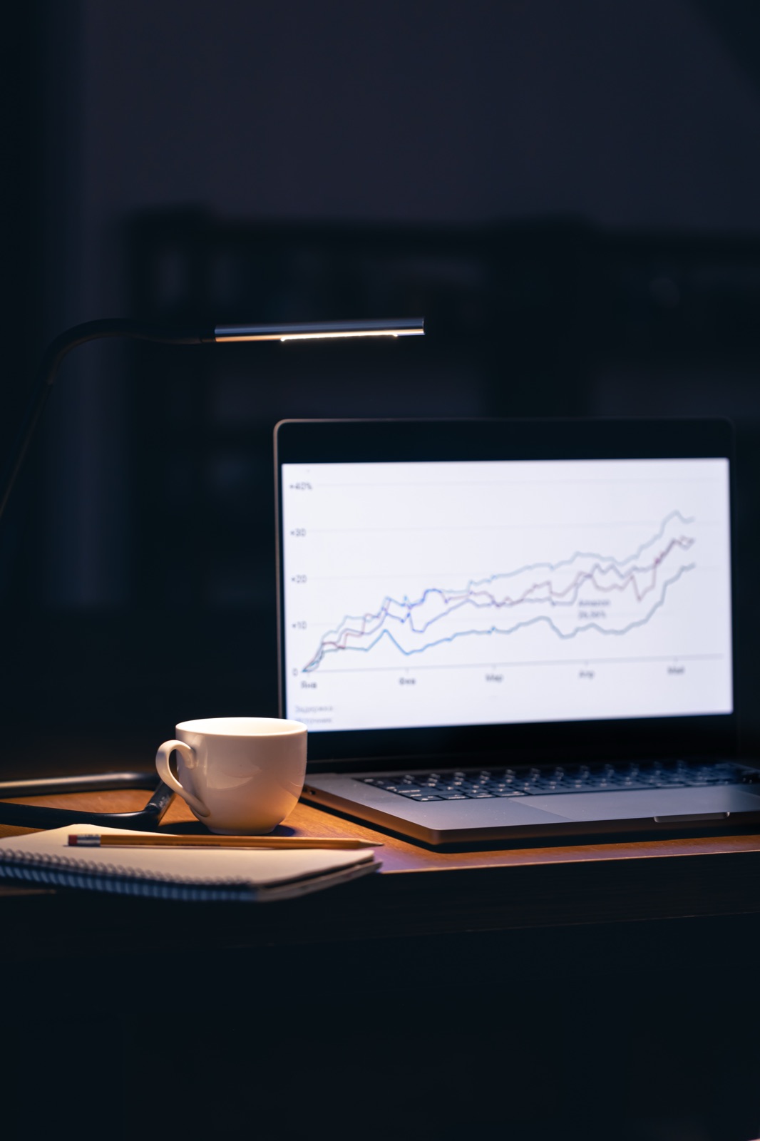 Dashboard e analitiche su laptop al buio