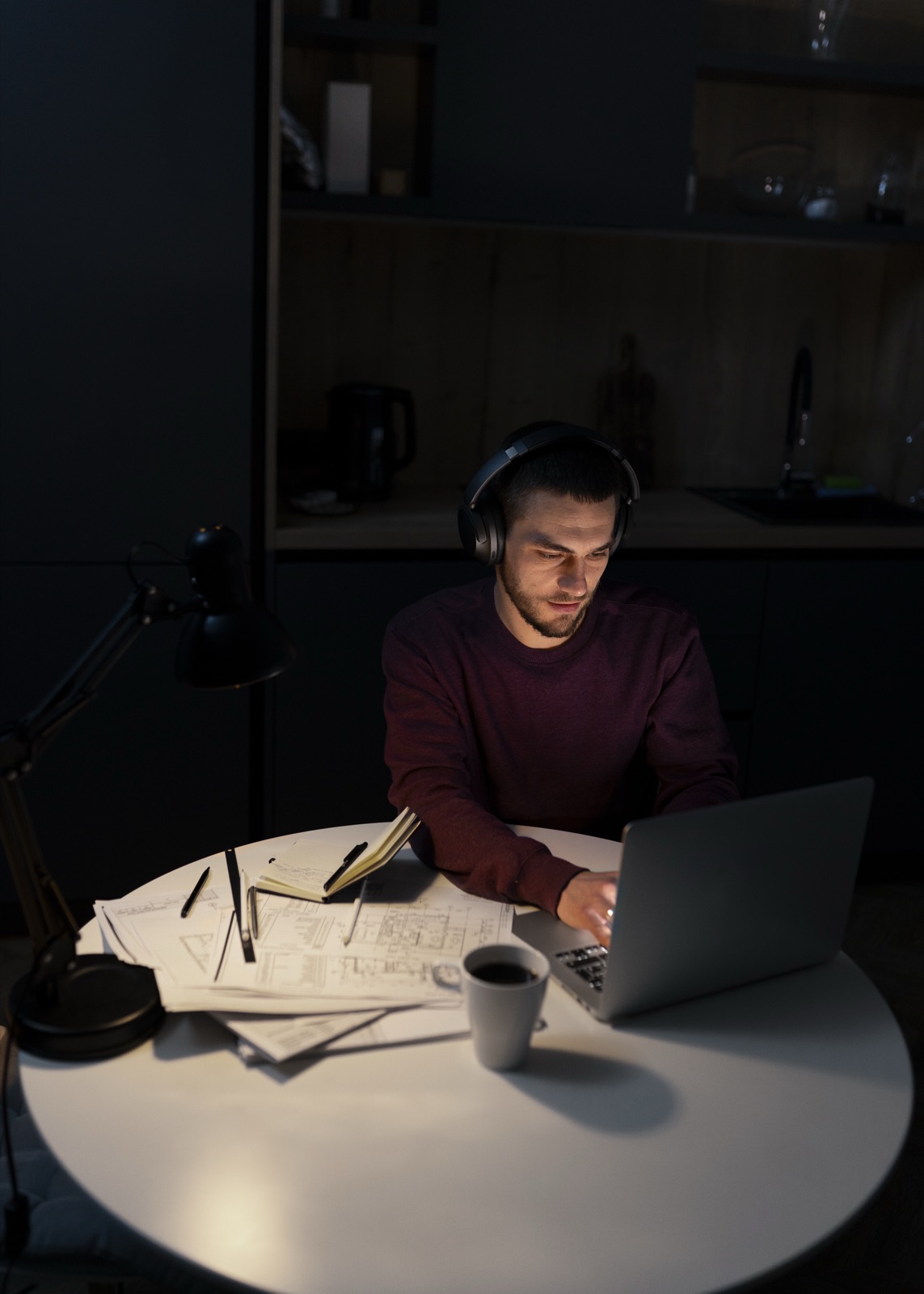 Lavoro notturno su laptop — Web Experience