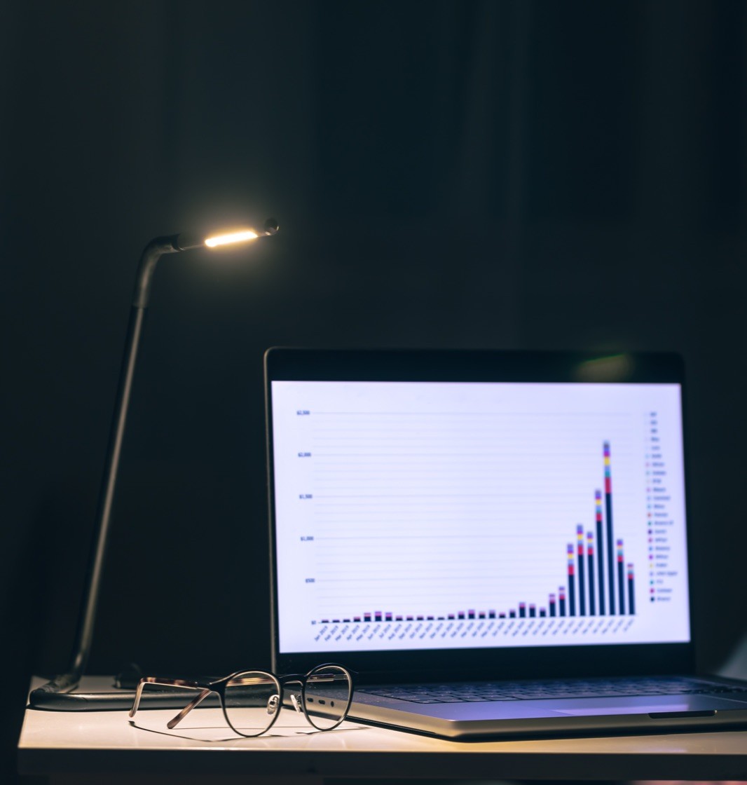 Monitor con grafici e analytics SEO in studio scuro