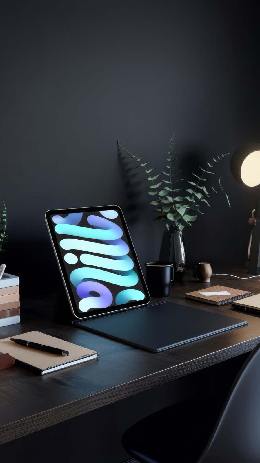 Tablet con grafica astratta su desk scuro