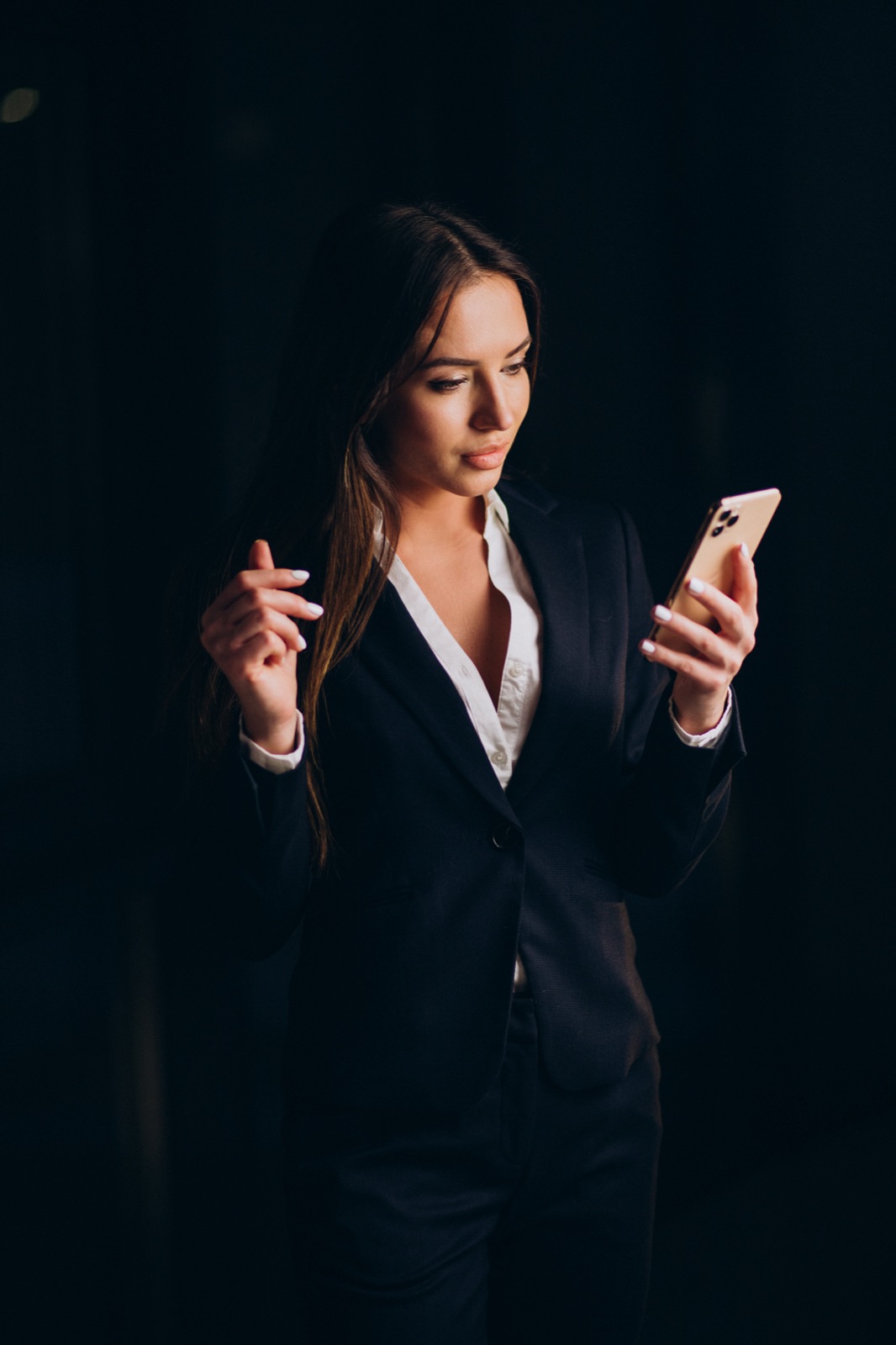 Gestione social e smartphone in studio scuro